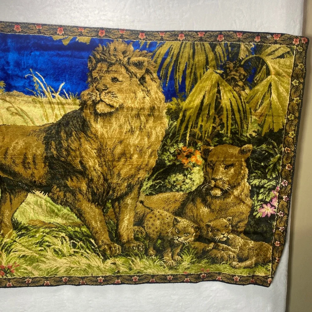 VTG Majestic Lion Family Regal Scene Velvet‎ Velour Tapestry Wall Hanging Carpet
